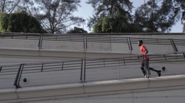 Sportif adam meyilli geçitte koşuyor