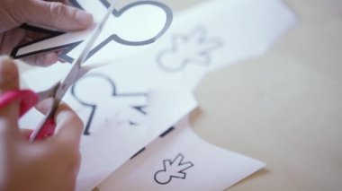 1 Nisan şakası için farklı kağıt siluetleri kesme makası