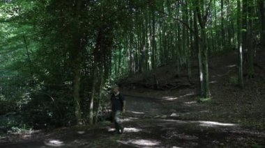 Kıdemli adam dağda yürüyüş yapıyor.