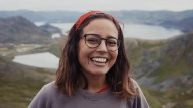 Güler yüzlü esmer doğada