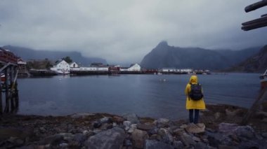 Kayalık sahilde sırt çantalı bir turist