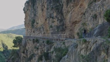 Yürüyüş yapan etnik bir kadın