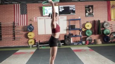 Halter plakalı çömelmiş bir kadın.