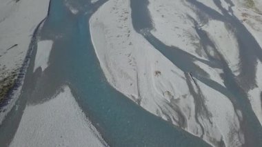 Dağlı arazide sığ nehir suları