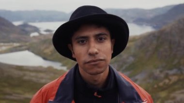 Sakallı turist, manzaraya karşı.