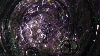 Koyu yağda bir sürü baloncuk