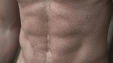 Kamera, ekin sporcusunun karın kaslarını çalıştırmak için geri çekilmesini, egzersiz sırasında eğilip gülümsemesini gösteriyor.