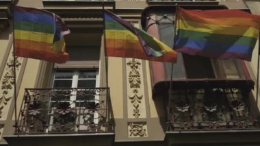 Balkonlarda dalgalanan LGBT bayrakları