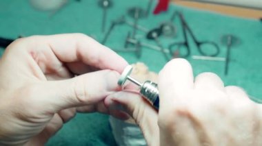 Takma dişlere diş oyma teknisyeni.