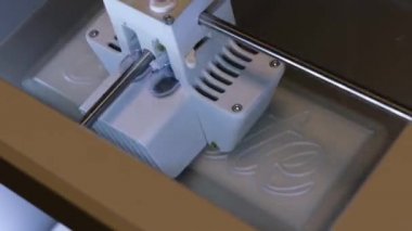 3d yazıcı iş başında form yaratıyor