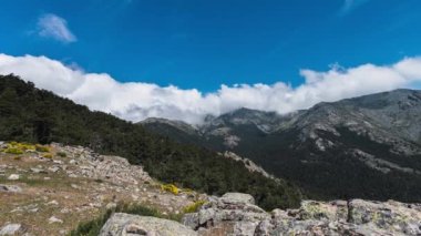 Dağlardan inen beyaz bulutlar