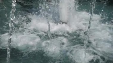 Suya dökülen temiz çeşme spreyleri