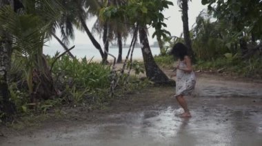 Genç bayan tropik ağaçların arasında zıplıyor