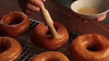 Kimliği belirsiz bir kadın çörek hazırlıyor.