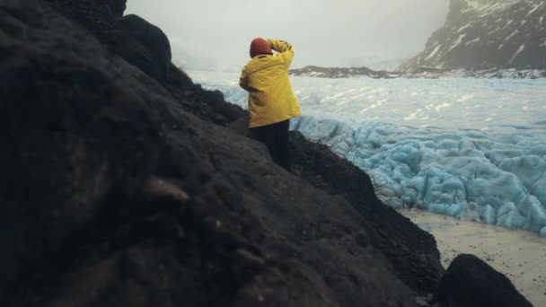 Turista Tomando Fotos Pintoresco Glaciar — Vídeos de Stock