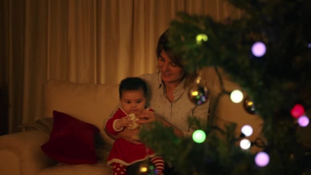 Mutter Spielt Mit Baby Der Nähe Des Weihnachtsbaums — Stockvideo