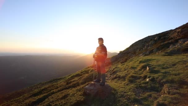 Homem Sênior Contemplando Pôr Sol Depois Estar Andando Montanha — Vídeo de Stock