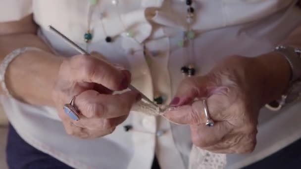 Ηλικιωμένη Γυναίκα Καλλιέργεια Crocheting Ενώ Κάθεται Χαλαρή Στο Σπίτι — Αρχείο Βίντεο