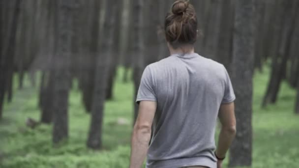 Άνθρωπος Περπατά Στο Δάσος — Αρχείο Βίντεο