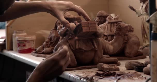 Persona Che Pulisce Statuetta Decorativa Cammello Argilla Sul Tavolo — Video Stock