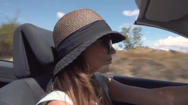 Mooie Jonge Vrolijke Vrouw Met Hoed Zonnebril Rijden Een Cabriolet — Stockvideo