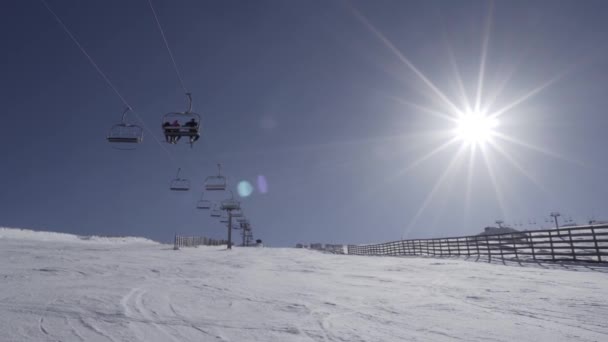 Sandalyedeki Insanlar Kar Dağında Yükseliyor — Stok video