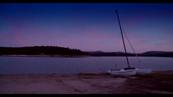 日没に停泊するボートと湖 — ストック動画