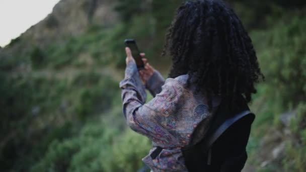 Mujer Negra Navegando Teléfono Inteligente Naturaleza — Vídeos de Stock