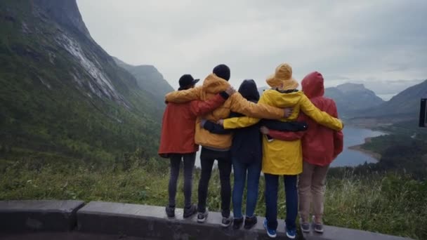 Abraçando Amigos Viajantes Contra Paisagem Enevoada — Vídeo de Stock