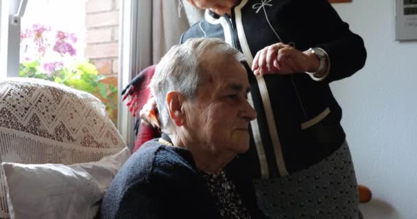 Γυναίκα Χτενίζει Μια Γριά Γυναίκα — Αρχείο Βίντεο