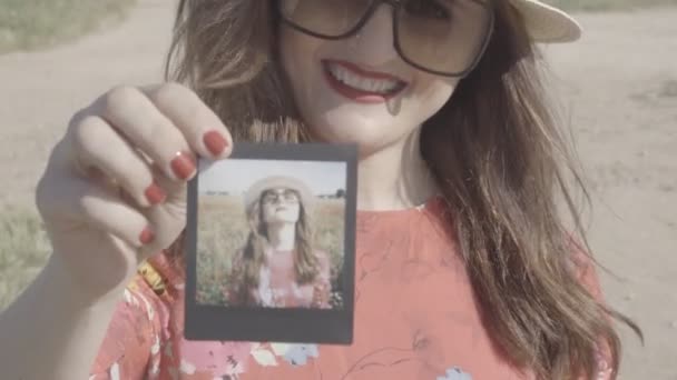 Jovem Mulher Mostrando Fotos Verão — Vídeo de Stock