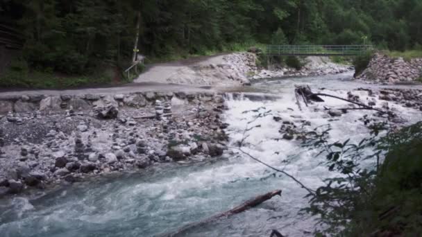 Schneller Gebirgsfluss Schlucht — Stockvideo