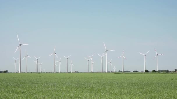 Blick Auf Elektrische Windmühle Und Grauen Himmel Einem Sonnigen Tag — Stockvideo