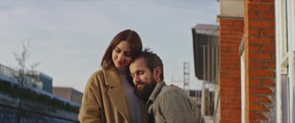 Giovane Uomo Donna Piedi Insieme Abbracciando Baciando Teneramente Sul Balcone — Video Stock