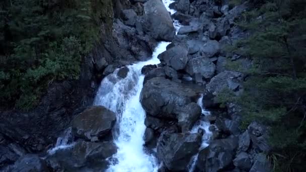 Erstaunlicher Wasserfall Ruhiger Landschaft — Stockvideo