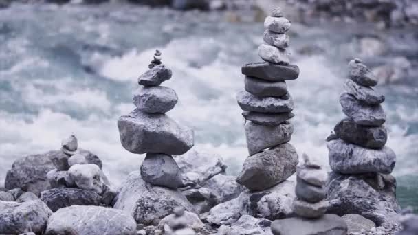 Montones Piedra Cerca Del Río Rápido — Vídeo de stock