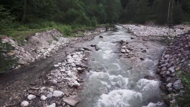 Snabb Bergsflod Ravinen — Stockvideo