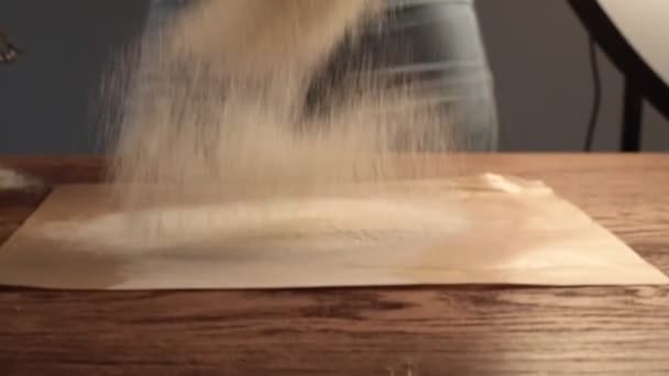 Slow Motion Camera Kantelen Van Anonieme Dame Zeven Tarwebloem Aan — Stockvideo