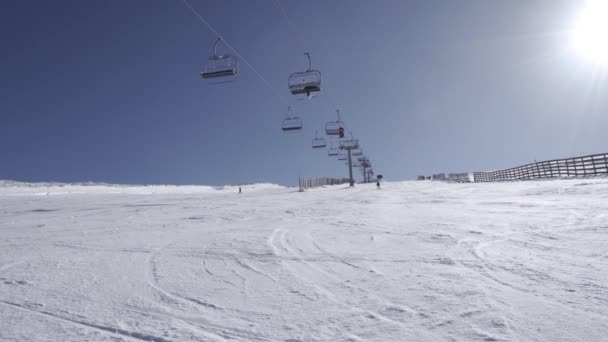 Mensen Stoeltjeslift Omhoog Sneeuwberg — Stockvideo