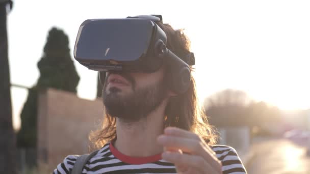 Sorprendido Joven Barbudo Explorando Mundo Usando Gafas Realidad Virtual — Vídeos de Stock