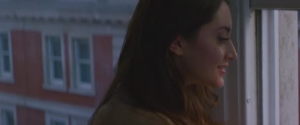 スマートフォンのある窓からロンドンの街のビデオを作る女性 — ストック動画