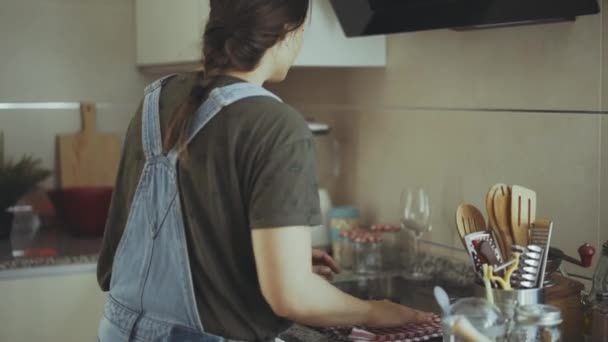 冷蔵庫から果物を取る女性 — ストック動画
