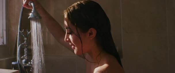 Junge Entspannte Frau Genießt Eine Heiße Dusche Einer Badewanne Hause — Stockvideo