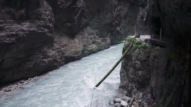 Vägen Nära Snabb Bergsflod — Stockvideo