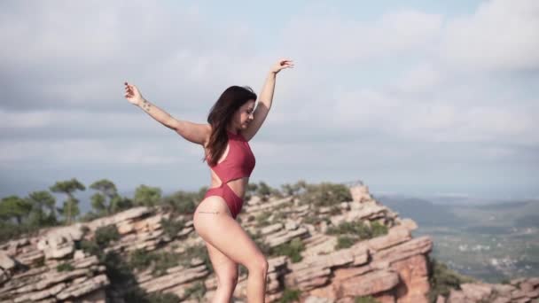 Vista Lateral Fêmea Descalça Trajes Banho Vermelhos Rock Dançando Dia — Vídeo de Stock