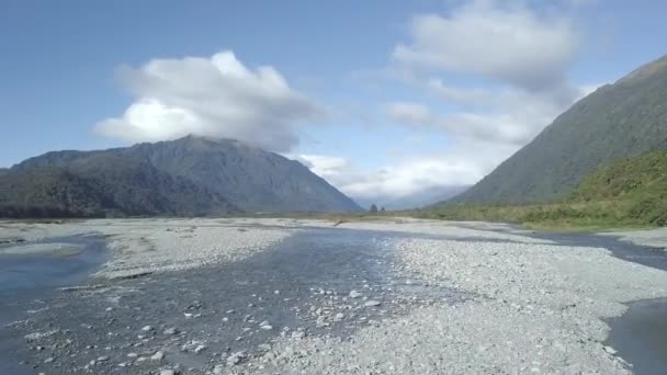 Flachwasser Des Flusses Gelände Mit Bergen — Stockvideo