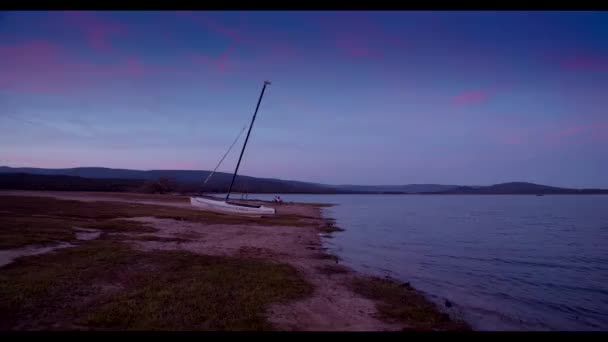 Lago Con Barco Anclado Atardecer — Vídeos de Stock