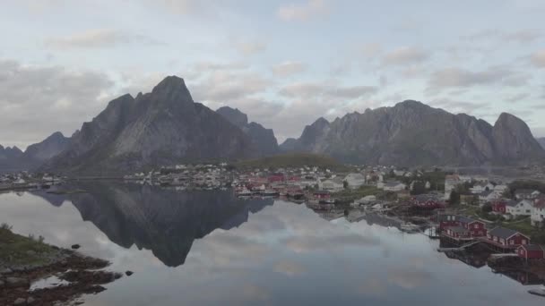 Pittoresk Uitzicht Stad Door Hoge Rotsen Lofoten — Stockvideo