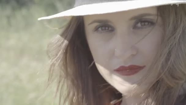 Güneşli Bir Günde Kameraya Bakan Şapkalı Neşeli Bir Kadın — Stok video