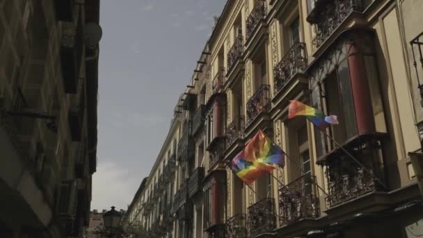 Σημαίες Λοατ Που Κυματίζουν Στα Μπαλκόνια — Αρχείο Βίντεο